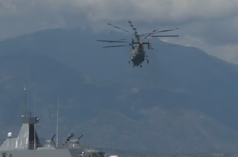 Ka-28 hiện cũng là vũ khí chống tàu ngầm chủ lực trên các tàu chiến Gepard 3.9 của Hải quân Nhân dân Việt Nam. Máy bay có khoang vũ khí trong thân cho phép mang một ngư lôi dẫn đường loại AT-1M, VTT-1, APR-2 hay 36 rocket RGB-NB hoặc RGB-NM-1 hoặc bom chống tàu ngầm.