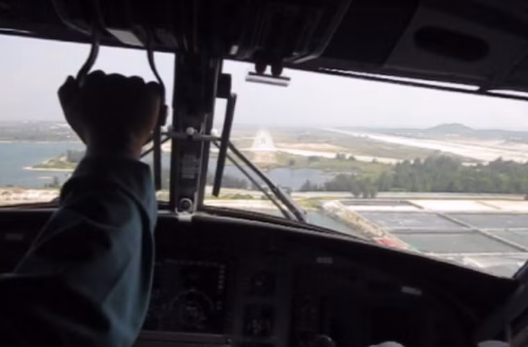 DHC-6 đạt tốc độ tối đa 314km/h, tốc độ ổn định 278km/h, tầm bay 1.480km, trần bay hơn 8.000m. Trong ảnh, DHC-6 chuẩn bị hạ cánh xuống căn cứ sau một chuyến bay nhiệm vụ.