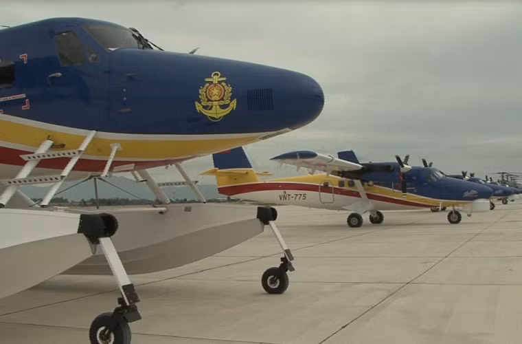 Lữ đoàn 954 gần đây đã tiếp nhận các thủy phi cơ tuần thám biển DHC-6 do Canada sản xuất. Các máy bay này được dùng cho nhiệm vụ vận tải, chở khách và tuần tra biển (trang bị radar giám sát hàng hải ELTA ELM-2022A. Trong ảnh là các máy bay thủy phi cơ DHC-6 của Lữ đoàn 954.