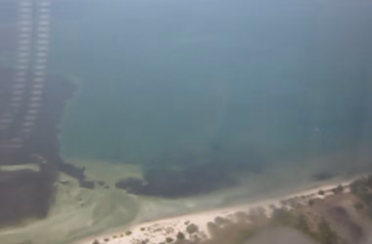 Đất, biển Tổ quốc nhìn từ trong máy bay DHC-6.