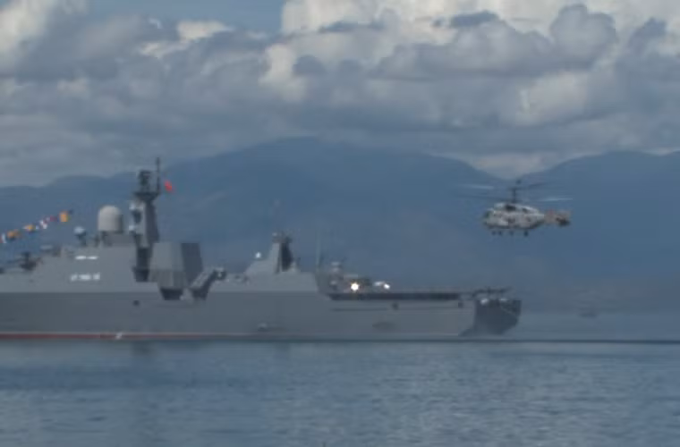 Ka-28 luyện tập hạ cánh trên tàu hộ vệ tên lửa Gepard HQ-012 Lý Thái Tổ.