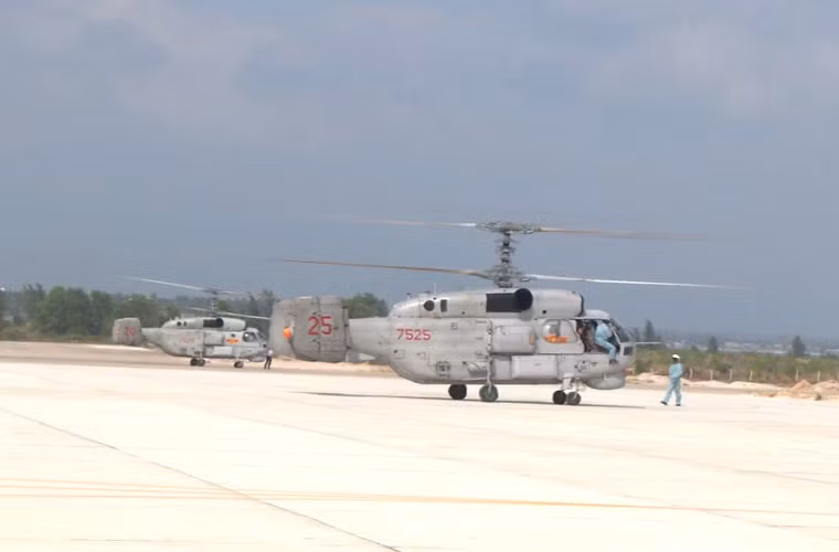 Trong ảnh là 2 trực thăng săn ngầm Ka-28 chuẩn bị xuất kích làm nhiệm vụ. Các máy bay này có khả năng tìm và tiêu diệt tàu ngầm với ba phương án khác nhau bằng các thiết bị hiện đại nhất hiện nay ở độ sâu gấp ba lần độ sâu hoạt động của tàu ngầm.