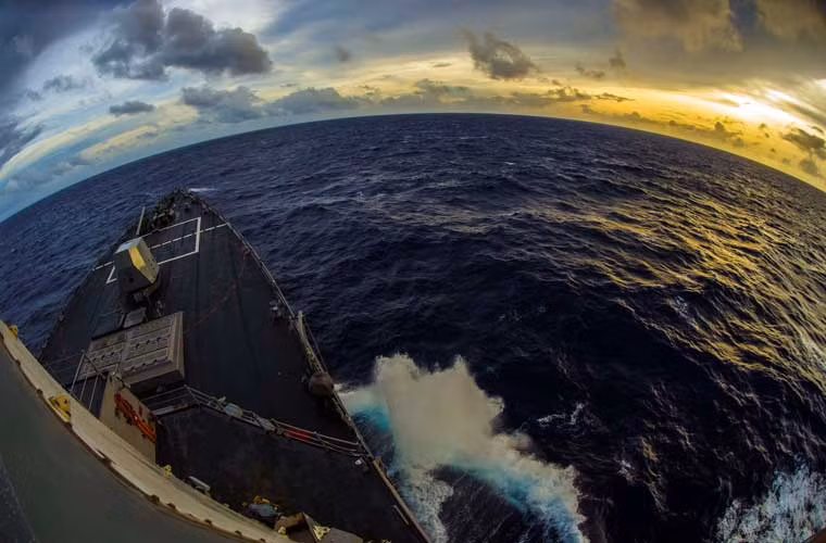 Một bức ảnh mang đầy tính nghệ thuật chụp chiếc tàu khu trục USS Mustin (DDG 89) đang hoạt động tuần tra trên Thái Bình Dương.