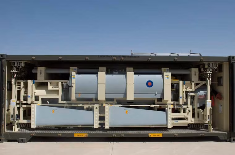 Chiếc UAV Watchkeeper WK450 của Quân đội Hoàng gia Anh được tháo rời đặt trong container như “bộ xếp hình”.