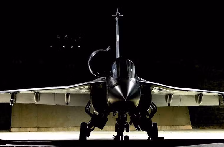 Hình ảnh chụp ban đêm tiêm kích đa năng hạng nhẹ LCA Tejas của Không quân Ấn Độ.