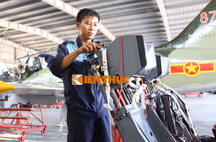 Cán bộ kĩ thuật Trung đoàn 910 kiểm tra ghế phóng khẩn cấp trên máy bay huấn luyện chiến đấu phản lực L-39.