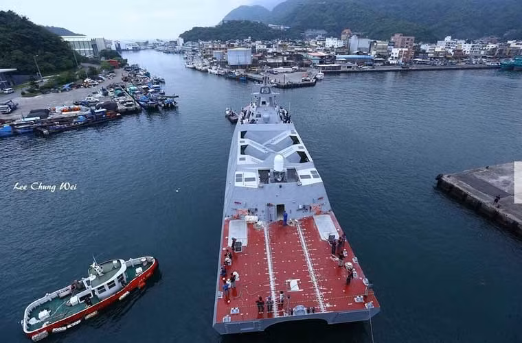 Tuần qua, truyền thông Trung Quốc đăng tải hình ảnh đầu tiên về tàu chiến đấu tàng hình 2 thân Tuo River của Hải quân Đài Loan “nhúng nước”. Tàu có thiết kế kiểu dáng góc cạnh được đánh giá là có khả năng tàng hình mạnh. Tuo River dài 60,4m, rộng 14m, lượng giãn nước 500 tấn, trang bị hải pháo 76,2mm, pháo cao tốc 20mm 6 nòng, tên lửa chống hạm Hùng Phong 3, chở được trực thăng 10 tấn.