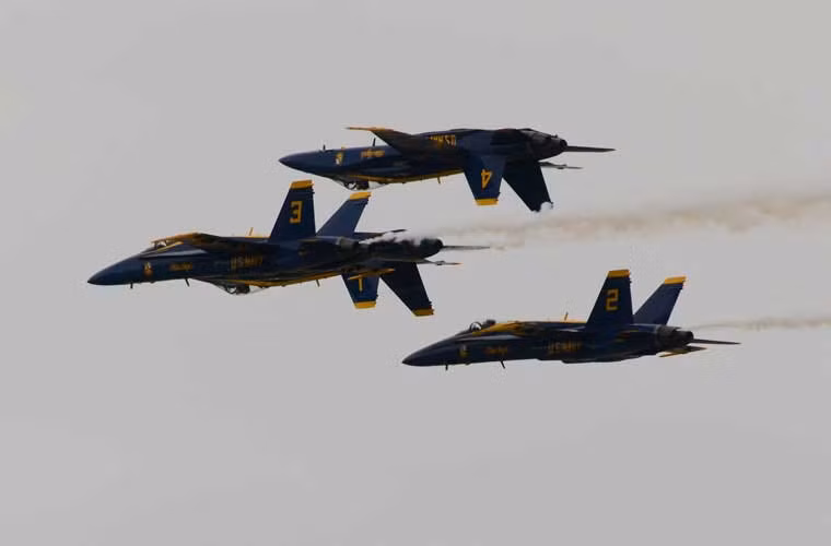 Màn bay biễu diễn mạo hiểm nhưng cực kì đẹp mắt của phi đội Blue Angels (Hải quân Mỹ) trong ngày khai mạc triển lãm hàng không ở Hawaii.
