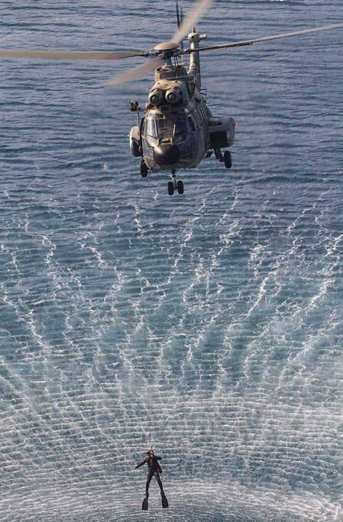 Người nhái Hải quân Venezuela đang được hệ thống tời trên trực thăng Puma kéo lên trong diễn tập cứu hộ.