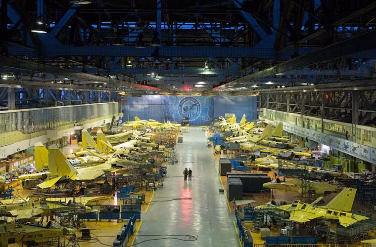 Hình ảnh tuyệt đẹp bên trong nhà máy sản xuất máy bay chiến đấu của Tổng công ty Irkut – được giao nhiệm vụ sản xuất tiêm kích đa năng Su-30SM và máy bay huấn luyện chiến đấu phản lực Yak-130.