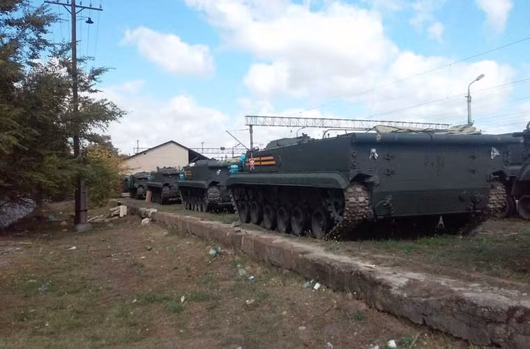 Hình ảnh các xe chiến đấu của hệ thống tên lửa chống tăng tự hành Khrizantema-S được Quân đội Nga triển khai tại Crimea. Khrizantema-S được đánh giá là có khả năng tiêu diệt hầu hết mọi loại xe tăng chiến đấu chủ lực hiện đại trên thế giới như M1A1 Abram (Mỹ), Leopard 2A6 (Đức).