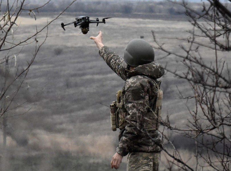 Ông Maksim Sheremet - nhà sáng lập của công ty DroneSpace nói rằng các nhà máy tại Ukraine sản xuất khoảng 50.000 phương tiện bay không người lái (UAV) mỗi tháng, trong khi Nga sản xuất với con số gấp 6 lần. Theo Defense Express.