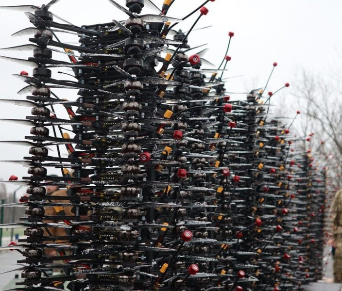 Ước tính này được cho là có cơ sở khi các nguồn tin từ Moskva trước đó khẳng định rằng, một dự án của Nga với nguồn tài trợ từ nhà nước thu hút sự tham gia của 20 công ty để sản xuất 300.000 chiếc UAV mỗi tháng. Theo ông Vadim Yunik - Chủ tịch Hiệp hội Công nghiệp sản xuất phương tiện bay không người lái của Ukraine, nước này cần ít nhất 2.000 kỹ sư để đáp ứng nhu cầu sản xuất trong nước. Theo Defense Express.