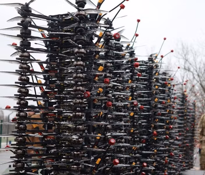 Ước tính này được cho là có cơ sở khi các nguồn tin từ Moskva trước đó khẳng định rằng, một dự án của Nga với nguồn tài trợ từ nhà nước thu hút sự tham gia của 20 công ty để sản xuất 300.000 chiếc UAV mỗi tháng. Theo ông Vadim Yunik - Chủ tịch Hiệp hội Công nghiệp sản xuất phương tiện bay không người lái của Ukraine, nước này cần ít nhất 2.000 kỹ sư để đáp ứng nhu cầu sản xuất trong nước. Theo Defense Express.