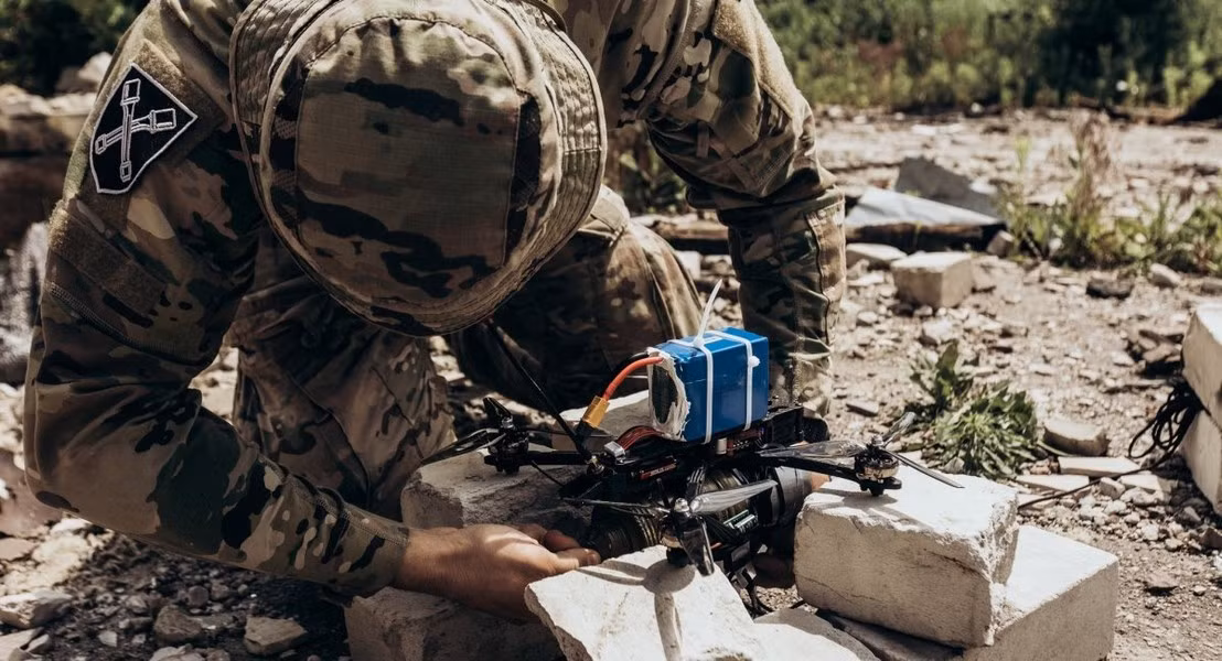Trong bài phát biểu của mình tại Brussels, Tổng thư ký NATO nhấn mạnh: “Một nhóm quốc gia sẽ hợp lực để gửi 1 triệu máy bay không người lái tới Ukraine, ngoài ra 20 nước NATO đã đồng ý thành lập một liên minh rà phá bom mìn”. Theo Defense Express.
