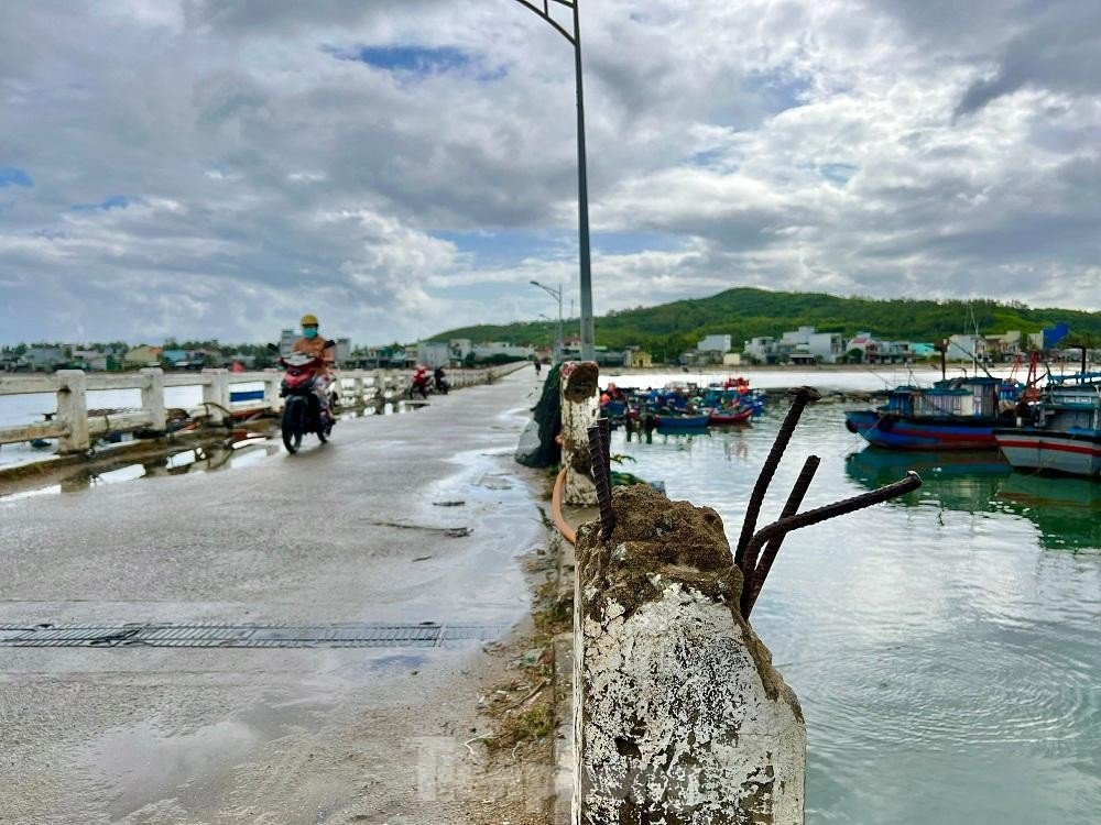 Cầu rệu rã sắp sập, người dân vẫn buộc phải... đi qua! Cau reu ra sap sap, nguoi dan van buoc phai... di qua!