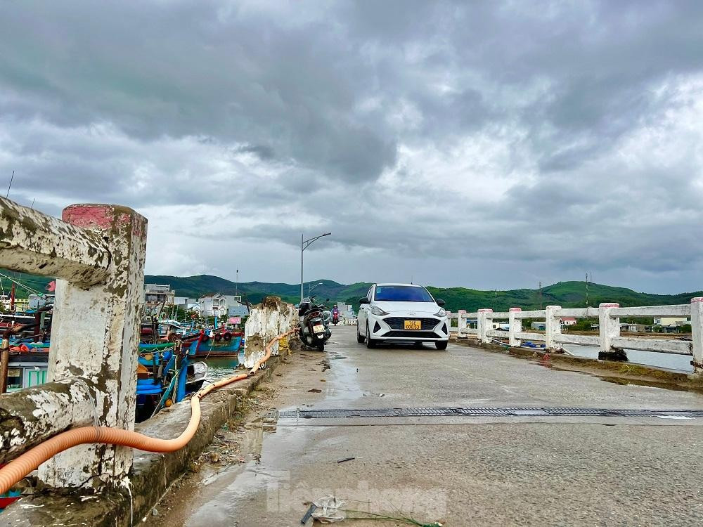 Cầu rệu rã sắp sập, người dân vẫn buộc phải... đi qua! - Hình 2 Cau reu ra sap sap, nguoi dan van buoc phai... di qua!-Hinh-2