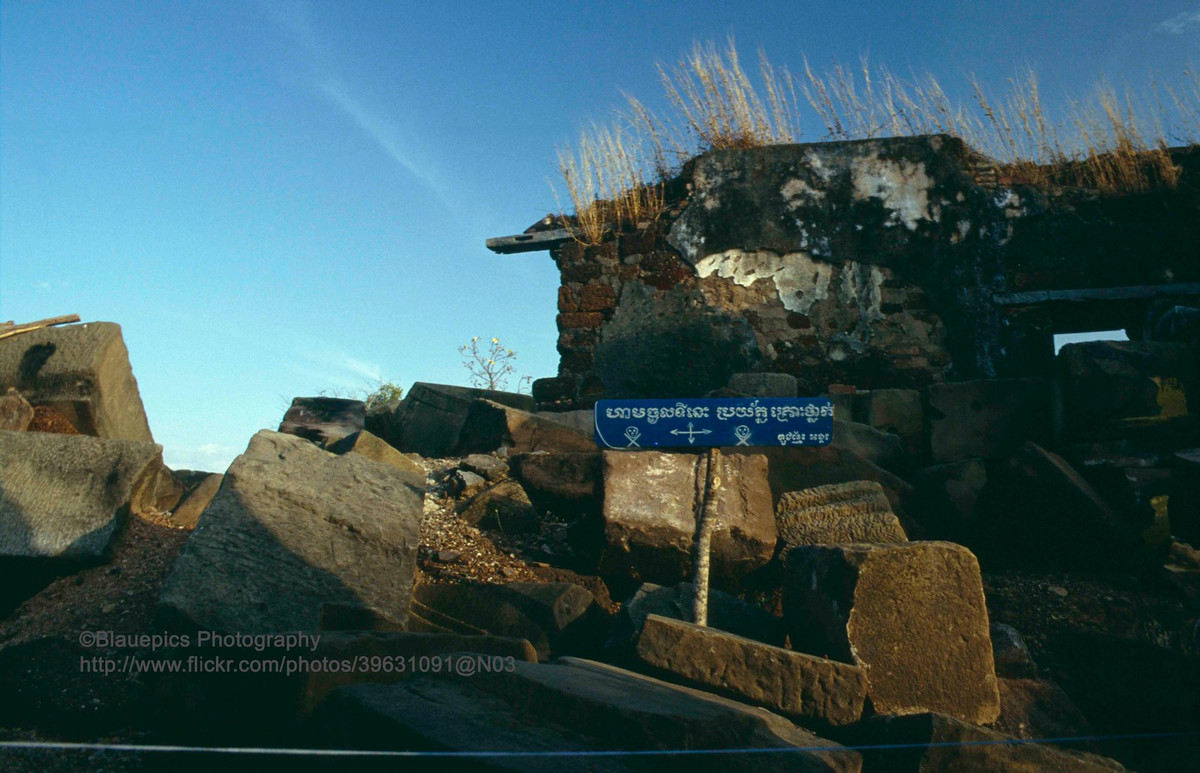 Biển cảnh báo về mìn bẫy ở di tích. Sau khi làm nổ tung ngôi chùa, Khmer Đỏ đã cài mìn trong đống đổ nát để ngăn chặn việc xây dựng lại.