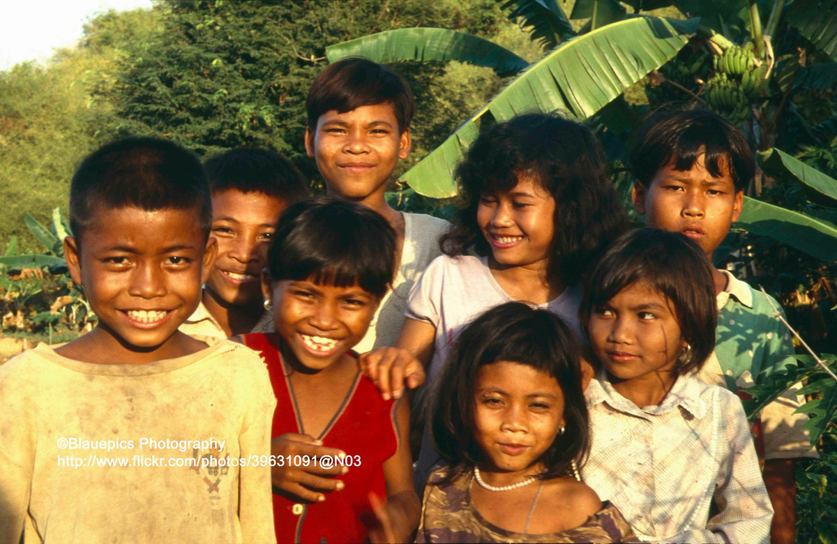 Trẻ em địa phương thích thú khi được chụp hình.