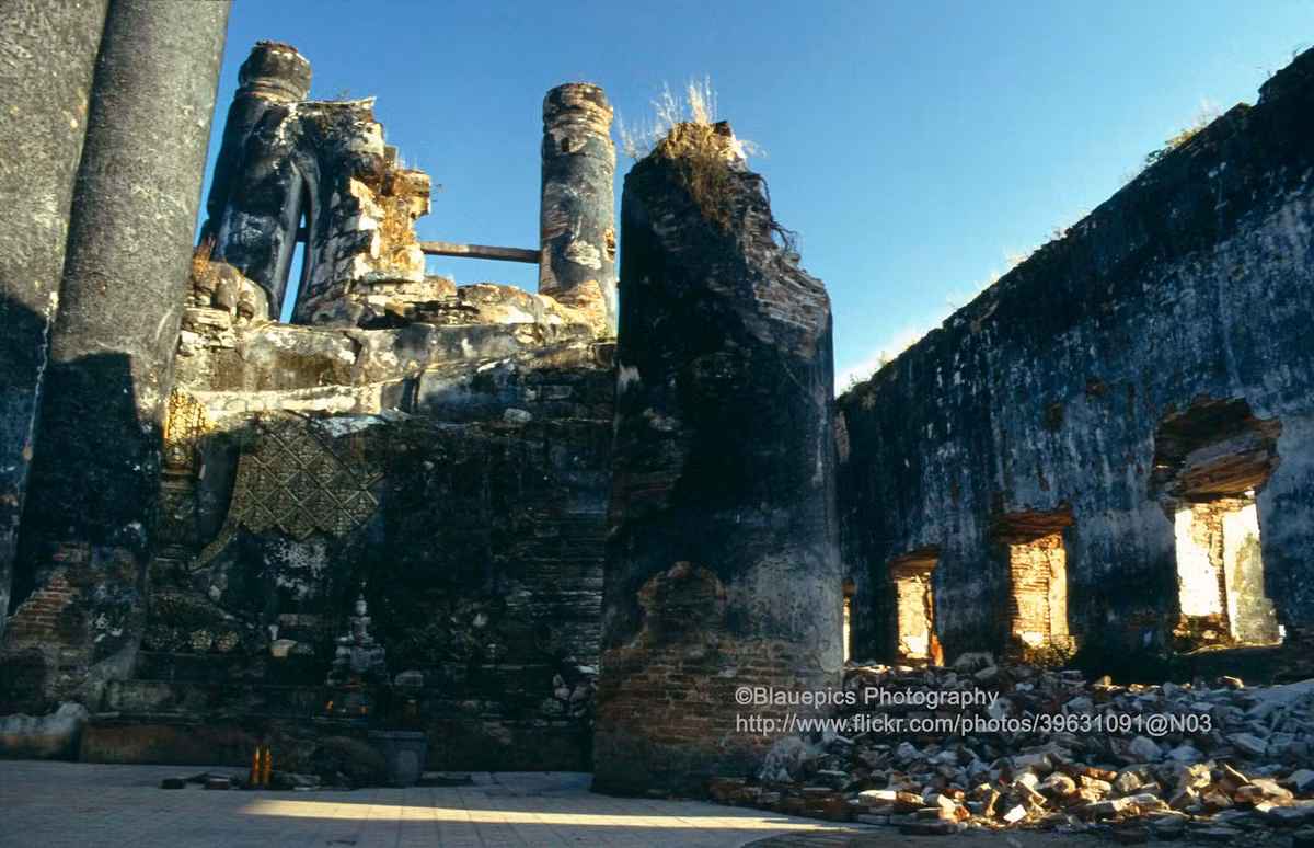 Điện thờ đổ nát của một ngôi chùa cổ ở Oudong.