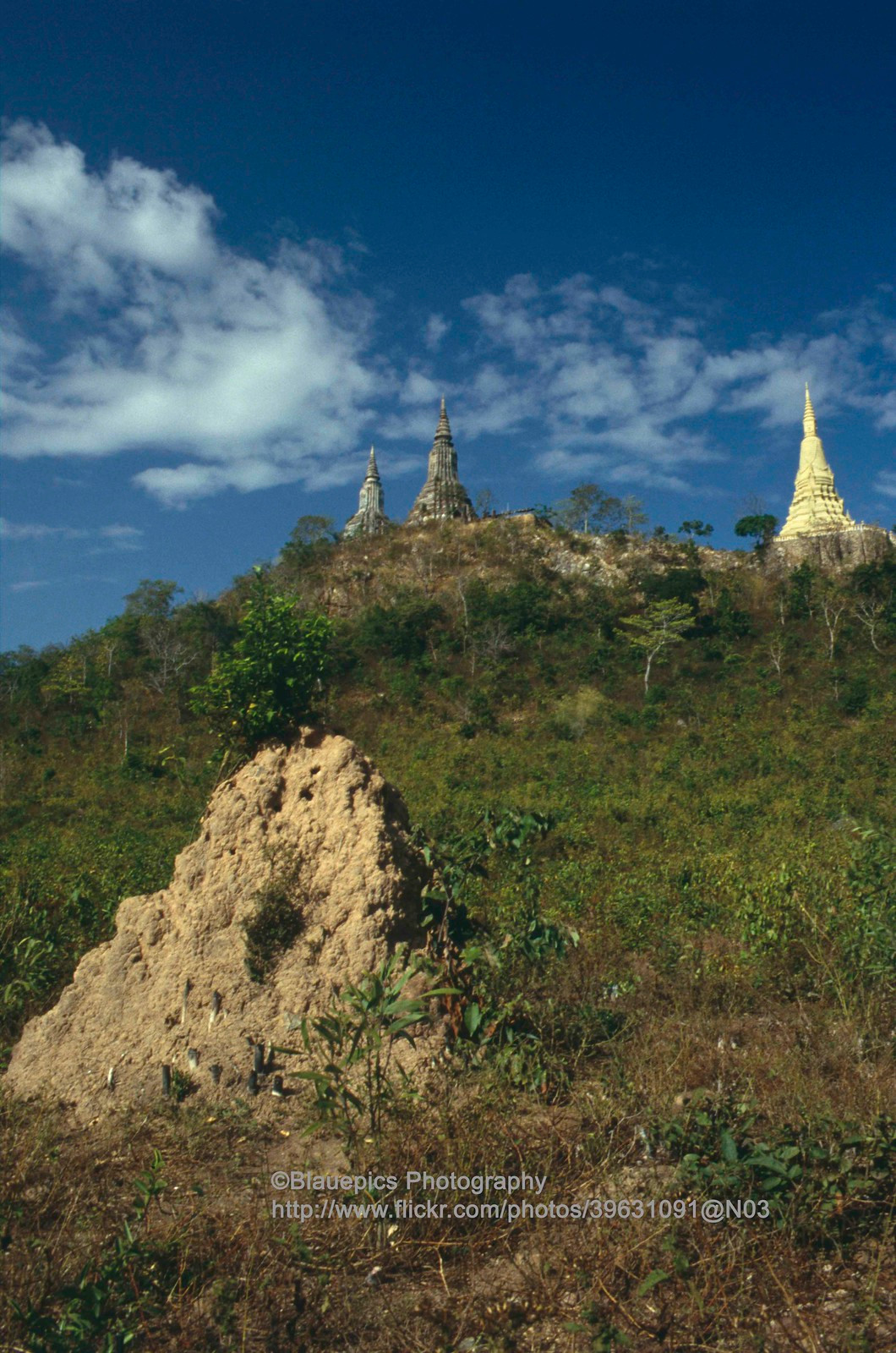 Loại hình công trình chính ở nơi đây là các tháp Gropa cao vút.