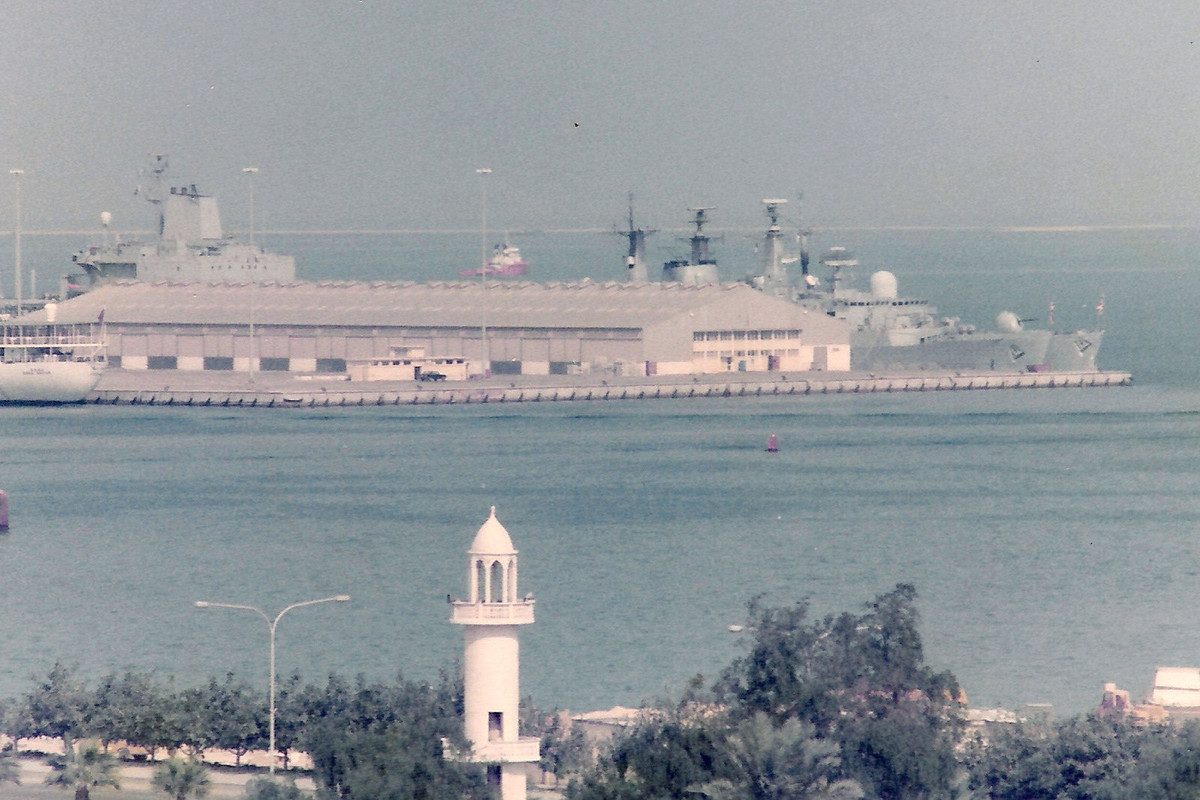 Những con tàu của hải quân Hoàng gia Qatar tại căn cứ.