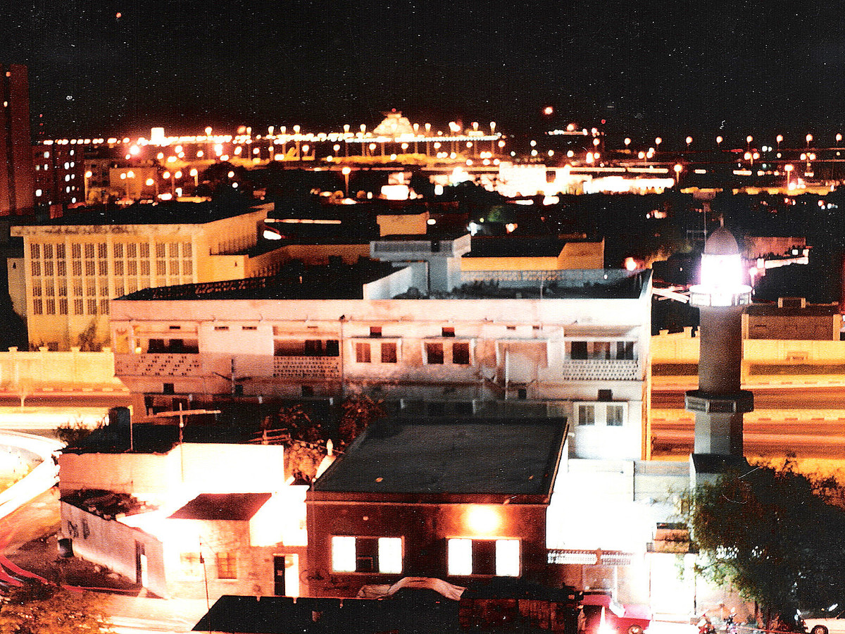 Khung cảnh ban đêm nhìn từ mái một thánh đường.