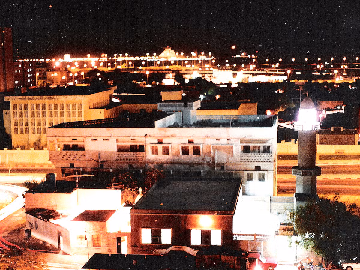 Khung cảnh ban đêm nhìn từ mái một thánh đường.