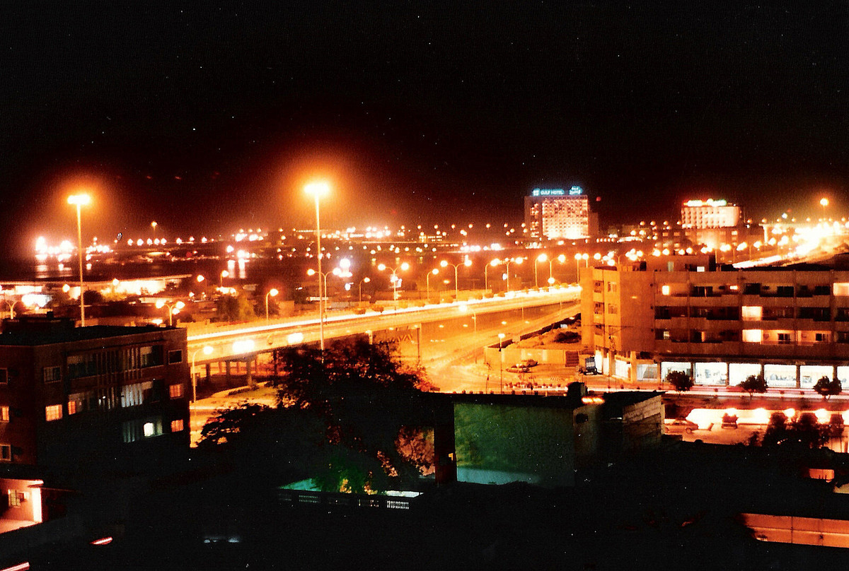 Bức ảnh này chụp từ cùng một địa điểm, nhưng vào buổi đêm.