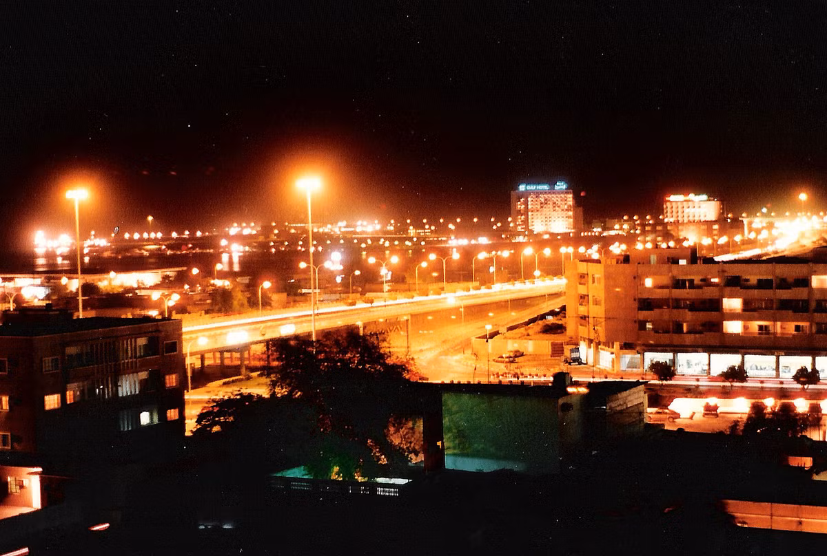 Bức ảnh này chụp từ cùng một địa điểm, nhưng vào buổi đêm.