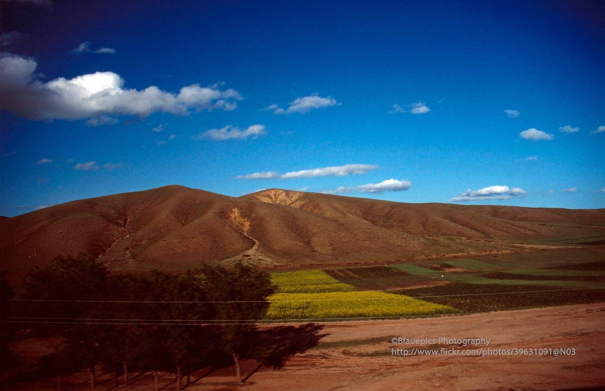 Cảnh núi đồi và thảo nguyên ở Khu tự trị Nội Mông, Trung Quốc.
