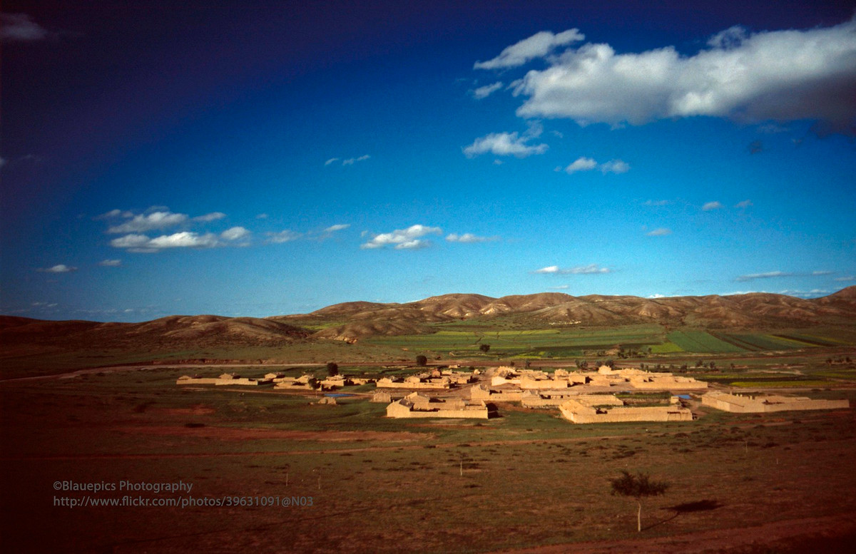 Một ngôi làng bên tuyến đường sắt ở Nội Mông.