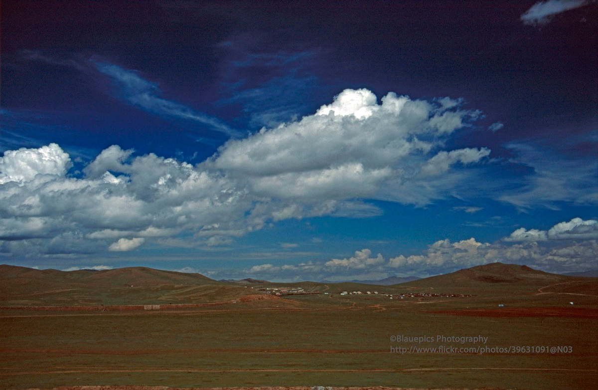 Thảo nguyên bao la của Mông Cổ, trên đường đến Ulan Bator, thủ đô Mông Cổ.