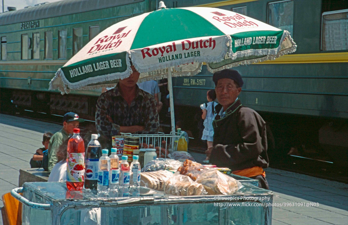 Quầy hàng ở ga Ulan Bator.