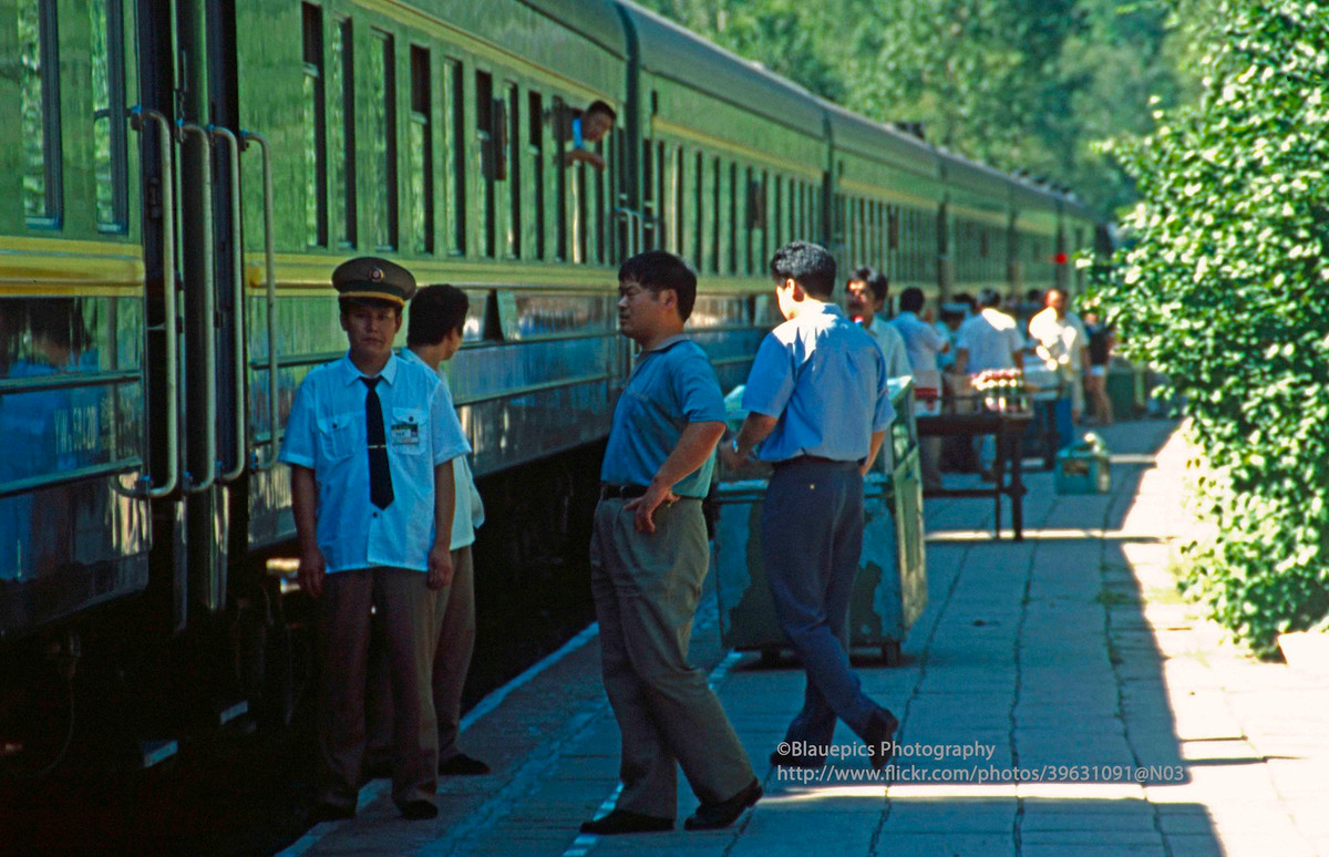 Trên sân ga của một nhà ga gần Vạn Lý Trường Thành.