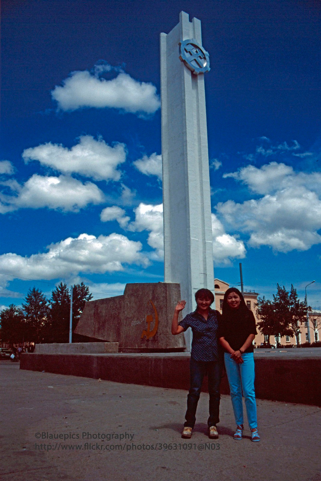 Hai cô gái hào hứng khi được chụp hình bên tượng đài ở ga Ulan Bator.