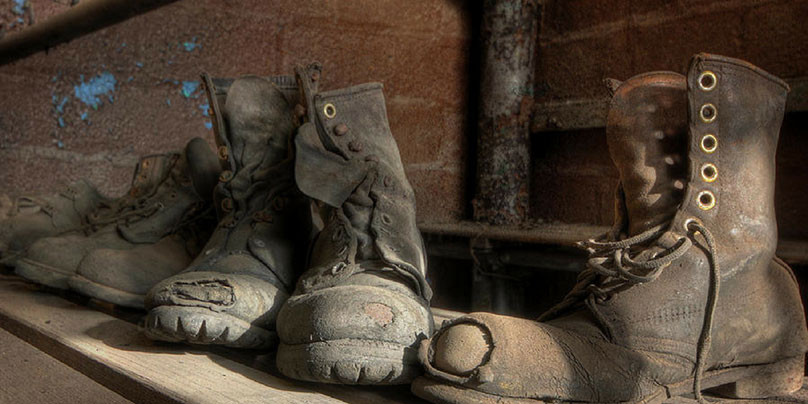 Phong thủy nhà ở: Không giữ giày hỏng trong nhà. Người xưa rất coi trọng những đôi giày. Cũng có câu nói nổi tiếng rằng: "Một cuộc hành trình ngàn dặm bắt đầu bằng bước chân đầu tiên". Người xưa tin rằng giày có thể bảo vệ đôi chân của chúng ta và bàn chân là nền tảng của sự phát triển, thịnh vượng của chúng ta.