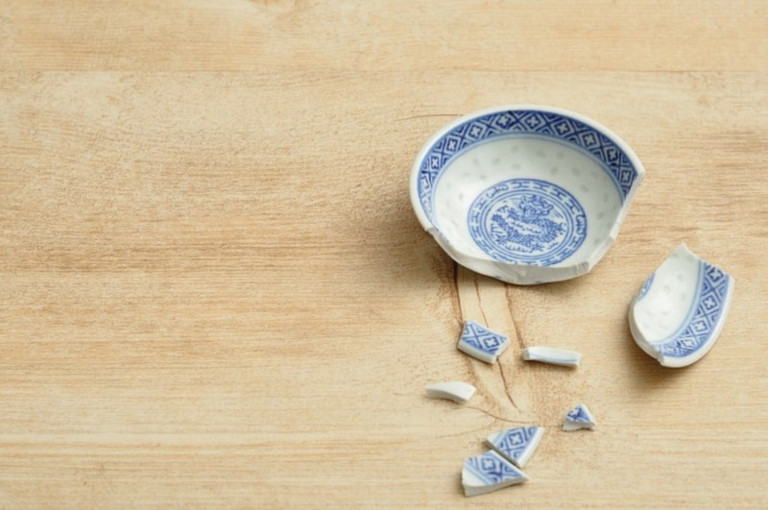 Theo phong thủy, bát đĩa sứt mẻ dễ khiến con đường tài lộc của gia chủ gặp phải nhiều trắc trở, muốn đầu tư, kinh doanh cũng không được thuận lợi như người khác, thậm chí rơi vào cảnh thất thoát, tốn kém.