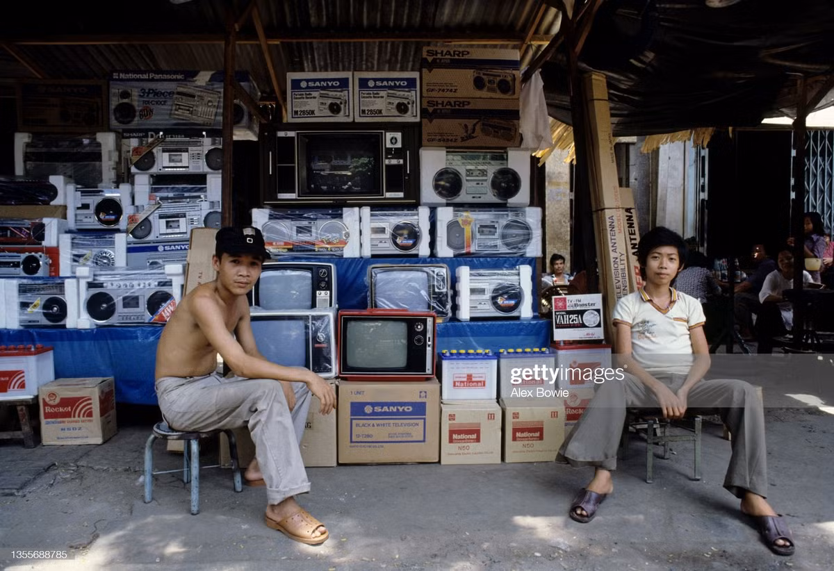 Tron mat voi nhung thu bay ban tren via he TP HCM nam 1983