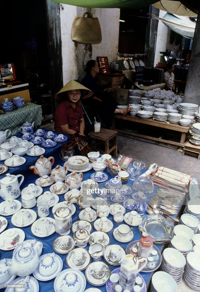 Các loại đồ sứ nhập ngoại cũng xuất hiện trên vỉa hè TP HCM năm 1983.