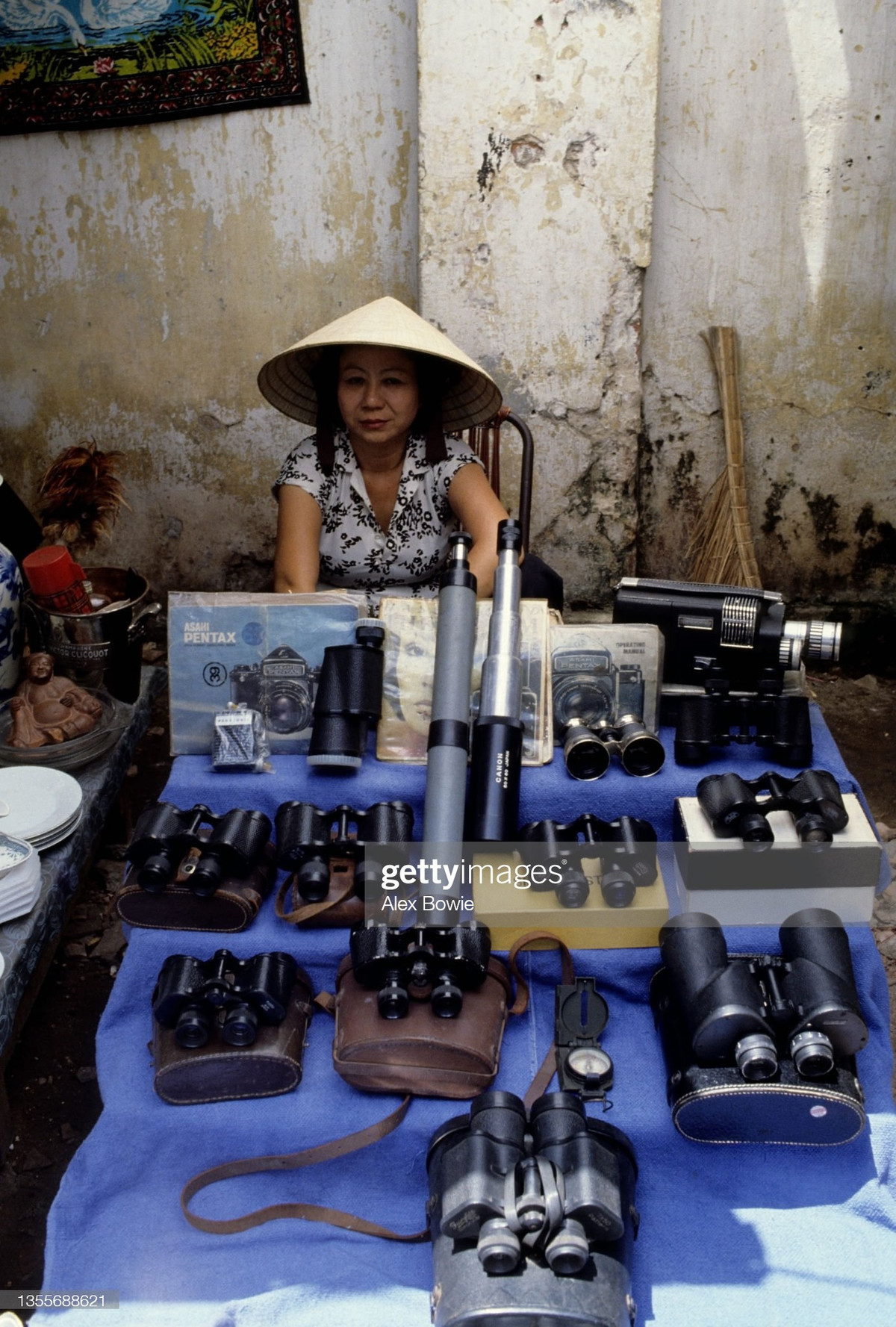 Người phụ nữ bán các loại ống nhòm đã qua sử dụng cùng máy ảnh và máy quay phim.