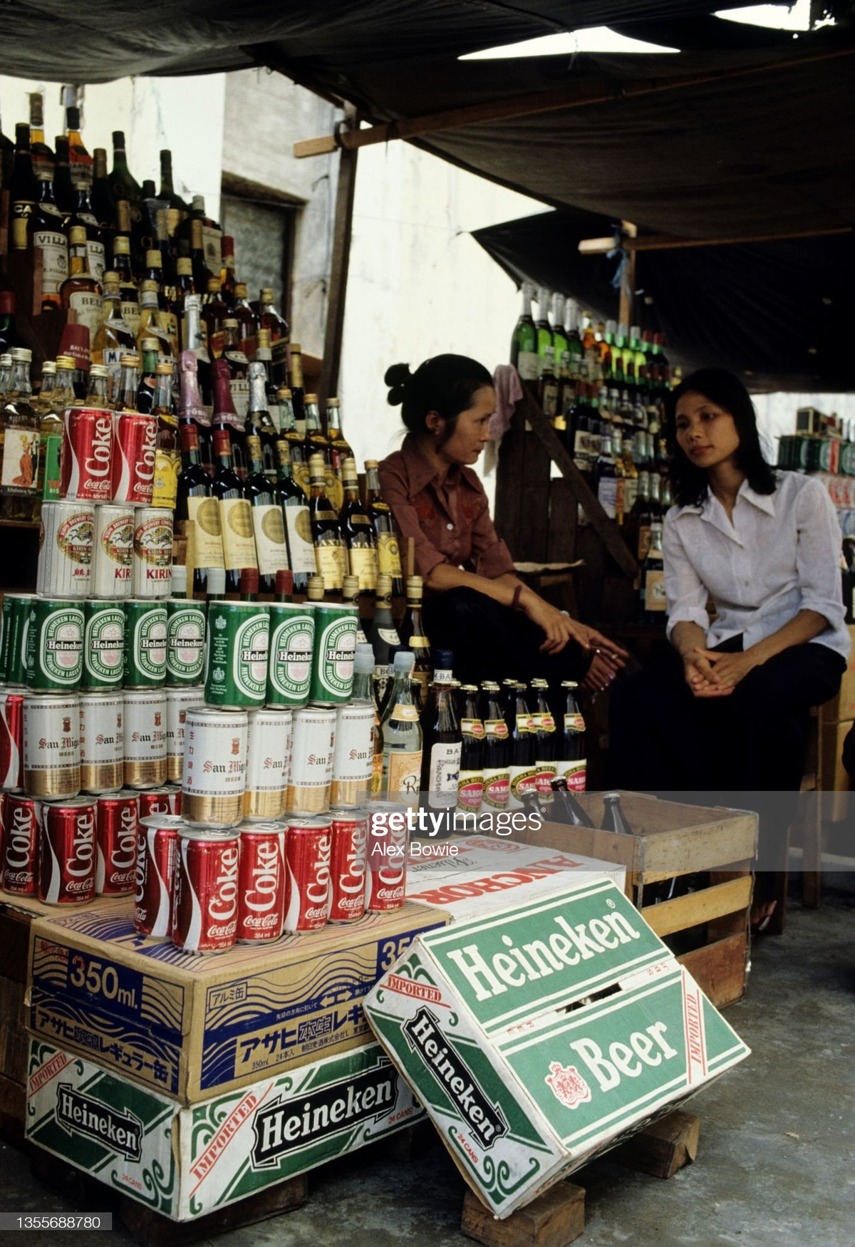 Các thương hiện nổi tiếng như Heineken, San Miguel, Coca Cola... tràn ngập vỉa hè.
