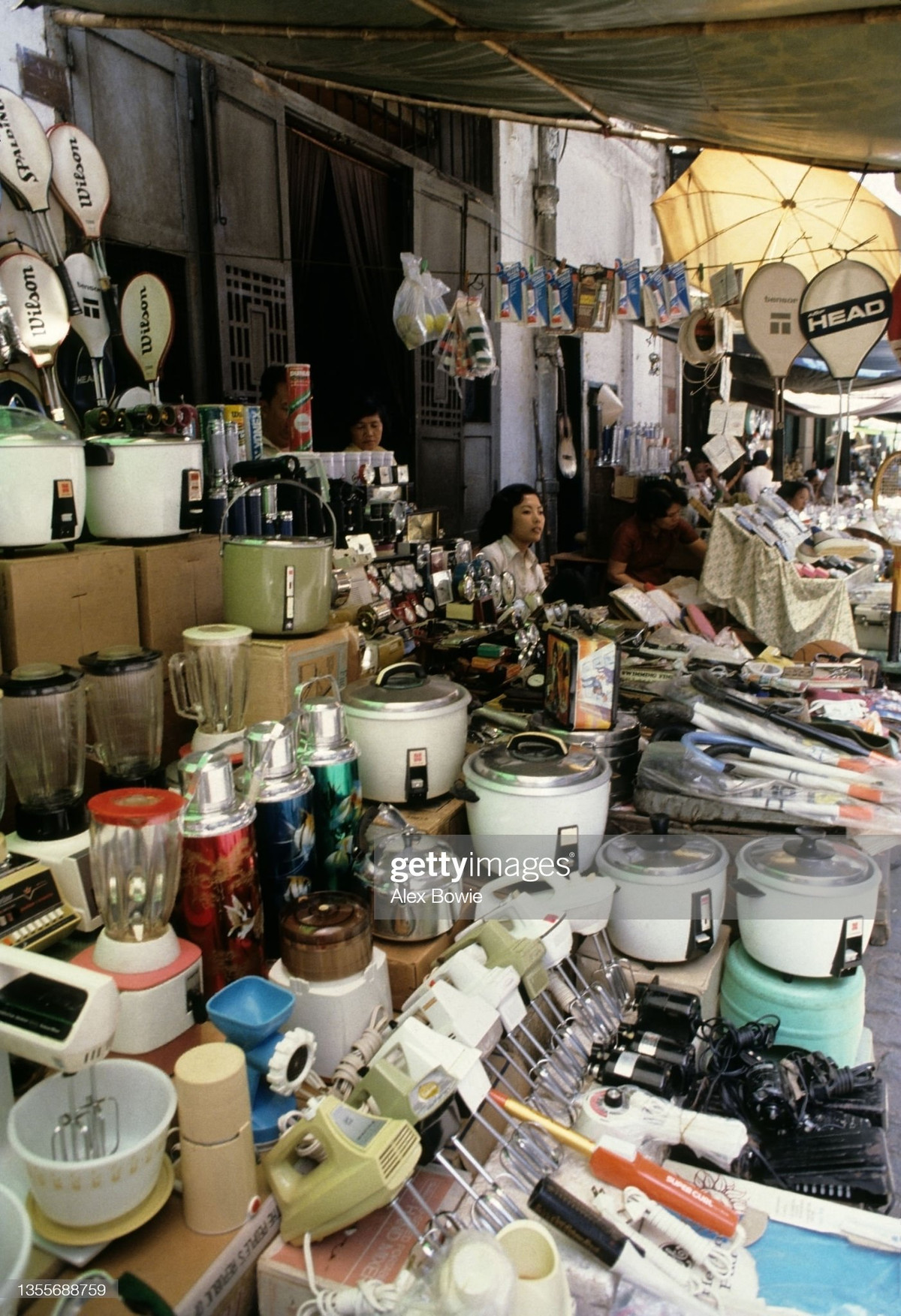 Vợt tennis được bán cùng nồi cơm điện, máy xay sinh tố, máy đánh trứng, đồng hồ để bàn...