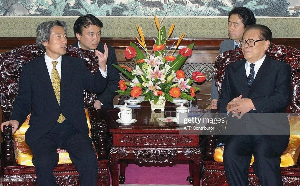 Chủ tịch Trung Quốc Giang Trạch Dân hội đàm với Thủ tướng Nhật Bản Junichiro Koizumi tại khu Trung Nam Hải, Bắc Kinh, ngày 8/10/2001. Ảnh: ANDREW WONG/AFP via Getty Images.