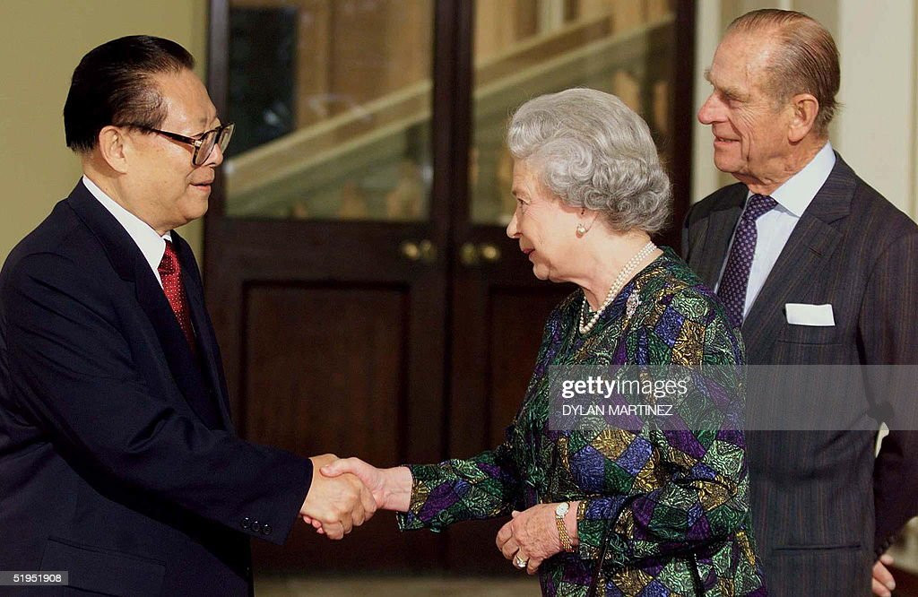 Chủ tịch Trung Quốc Giang Trạch Dân gặp gỡ Nữ hoàng Elizabeth II và Hoàng thân Philip nhìn ở bậc thềm của Cung điện Buckingham, London ngày 22/10/1999. Ảnh: DYLAN MARTINEZ/AFP via Getty Images.