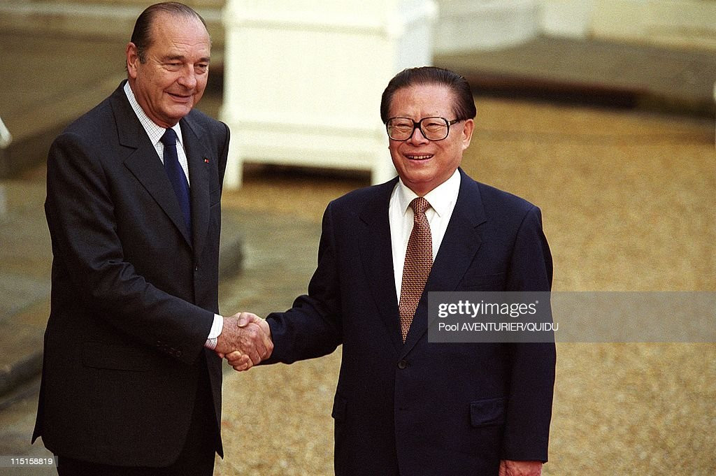 Chủ tịch Trung Quốc Giang Trạch Dân bắt tay Tổng thống Pháp Jacques Chirac tại Điện Elysee ở Paris, Pháp ngày 25/10/1999. Ảnh: Pool AVENTURIER/QUIDU/Gamma-Rapho via Getty Images.