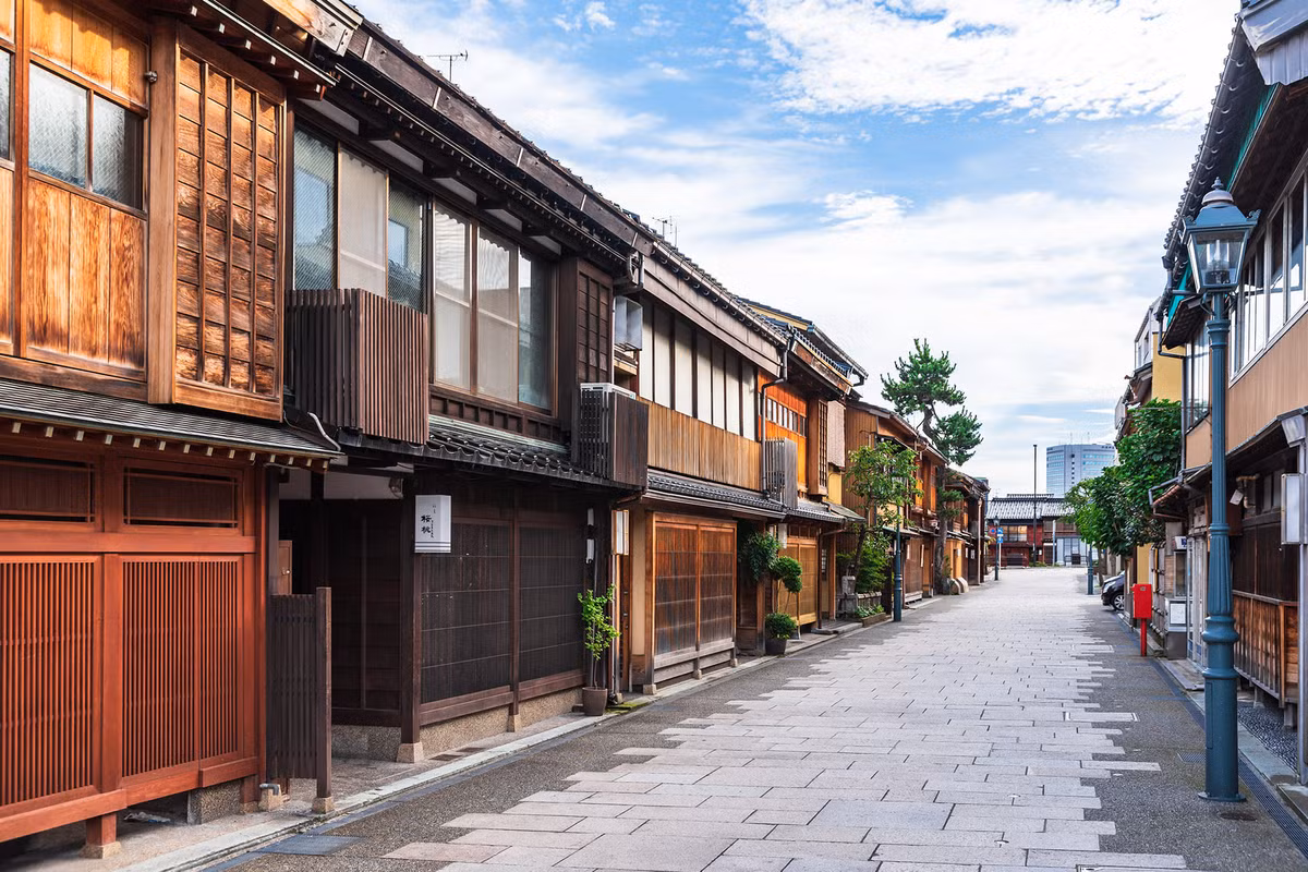  Khu phố trà Nishi Chaya (thành phố Kanazawa, tỉnh Ishikawa). Nishi Chaya là khu phố trà nổi tiếng khác của Kanazawa. Nơi đây mang bầu không khí cổ xưa với những ngôi nhà mang lối kiến trúc trà thất đặc trưng, cao hai tầng, có cửa lưới bằng gỗ ở tầng một. Ảnh: Ishikawa Travel.