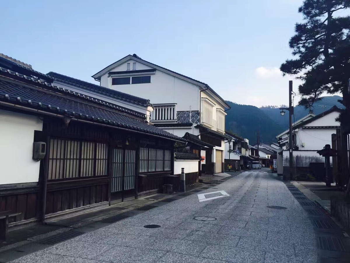  Khu phố cổ Katsuyama (thành phố Maniwa, tỉnh Okayama). Từng là một khu vực sầm uất trên con đường thương mại Izumo, phố cổ Katsuyama mang một vẻ đẹp đầy hoài niệm với nhiều ngôi nhà có tường trắng và cửa sổ lưới gỗ, nhà máy nấu rượu sake kiểu cũ, dinh thự samurai... Hoạt động buôn bán trên phố vẫn diễn ra sôi động. Ảnh: Trip.com.