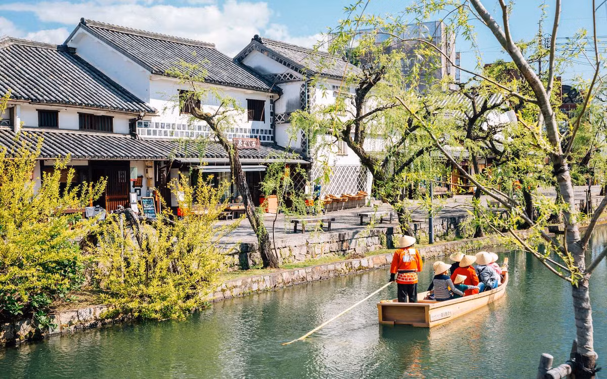 Khu vực mỹ quan Kurashiki (thành phố Kurashiki, tỉnh Okayama). Khu vực này gây ấn tượng đặc biệt với những ngôi nhà cổ được bao quanh bằng những bức tường namako trắng đen, cùng những rặng liễu soi bóng xuống dòng sông Kurashiki. Nơi đây cũng có nhiều cơ sở văn hóa như Bảo tàng Nghệ thuật Ohara, Bảo tàng Nghệ thuật Dân gian, Bảo tàng Khảo cổ học. Ảnh: Japan Today.