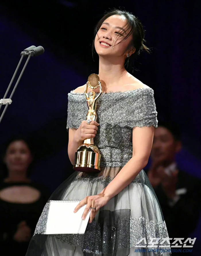 Nhan sac nu dien vien Thang Duy, ve dep cua phuong hoang tai sinh